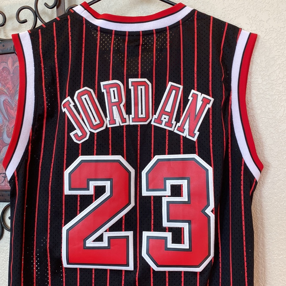 🏀Vintage Michael Jordan Nike #23 Chicago Bulls XL mesh black/red stripe jersey